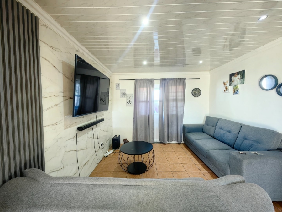 2 Bedroom Property for Sale in Lentegeur Western Cape